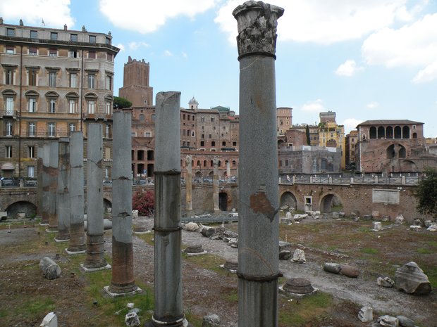  colonnes grises alignées